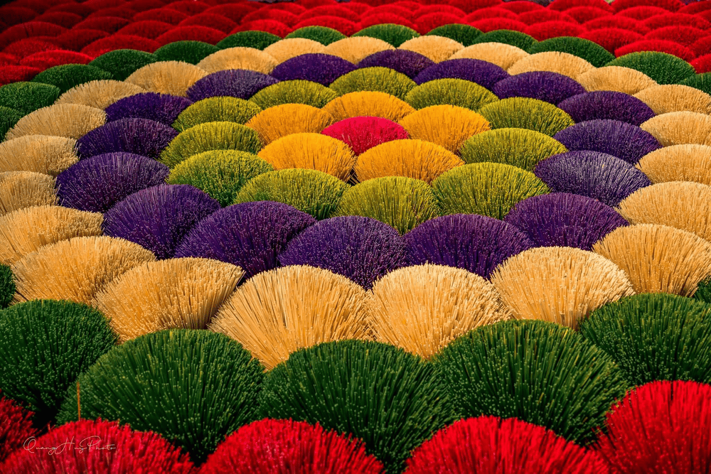 Cận cảnh những b&oacute; hương đỏ rực được sắp xếp th&agrave;nh h&igrave;nh hoa (Nguồn: Fanpage L&agrave;ng Hương Quảng Ph&uacute; Cầu)